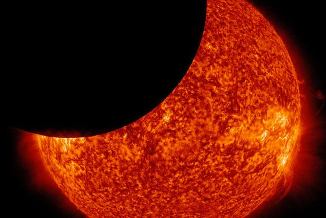 Zatmění Slunce v roce 2014 zachyceno Solar Dynamics Observatory NASA